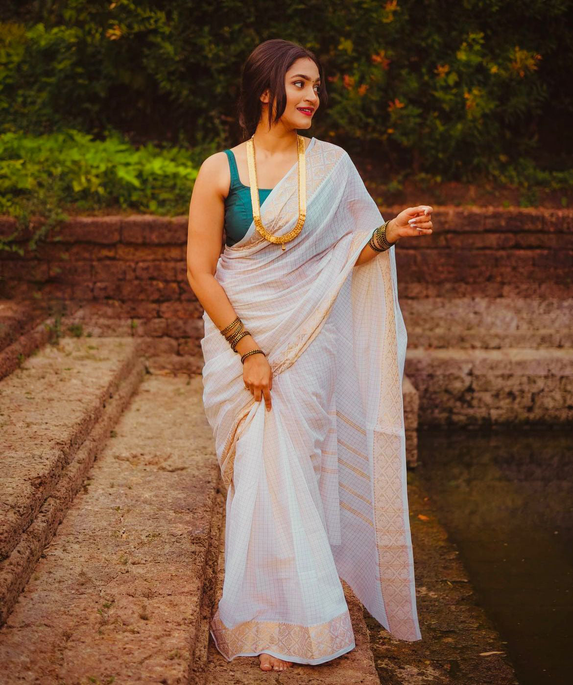 Breathtaking White Color Soft Lichi Silk Saree With Blouse Piece