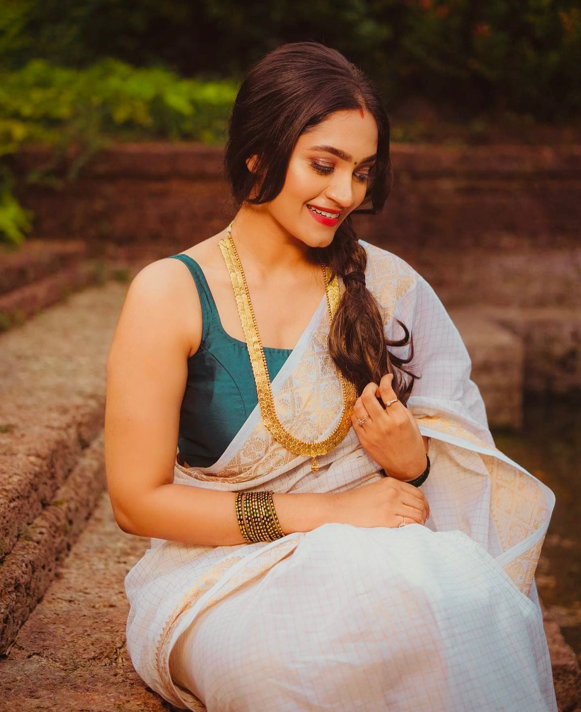 Breathtaking White Color Soft Lichi Silk Saree With Blouse Piece