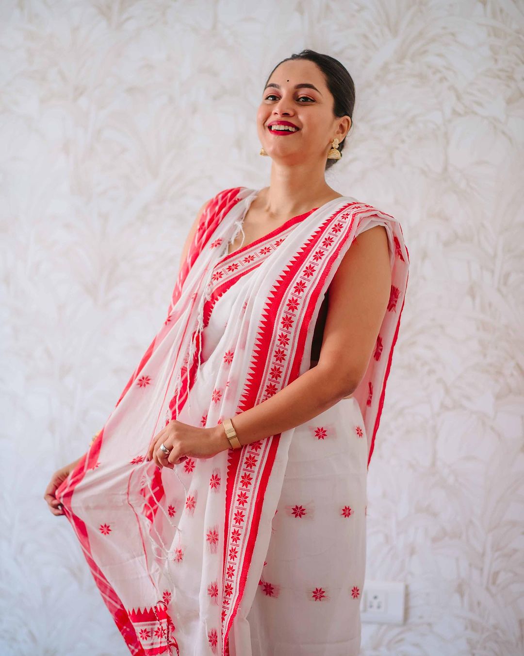 Vibrant White Color Cotton Linen Silk Saree With Blouse Piece