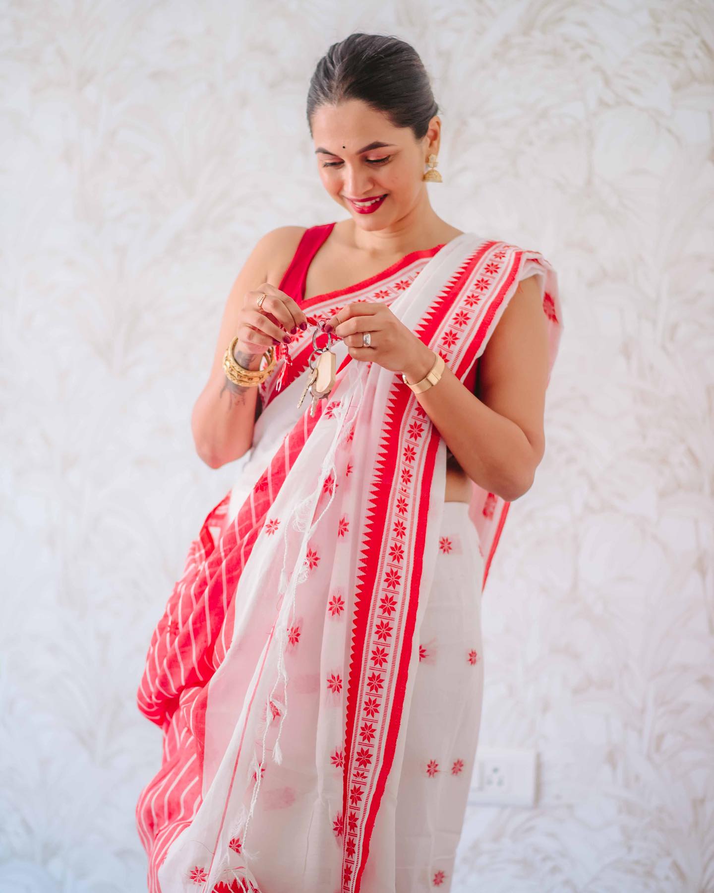 Vibrant White Color Cotton Linen Silk Saree With Blouse Piece