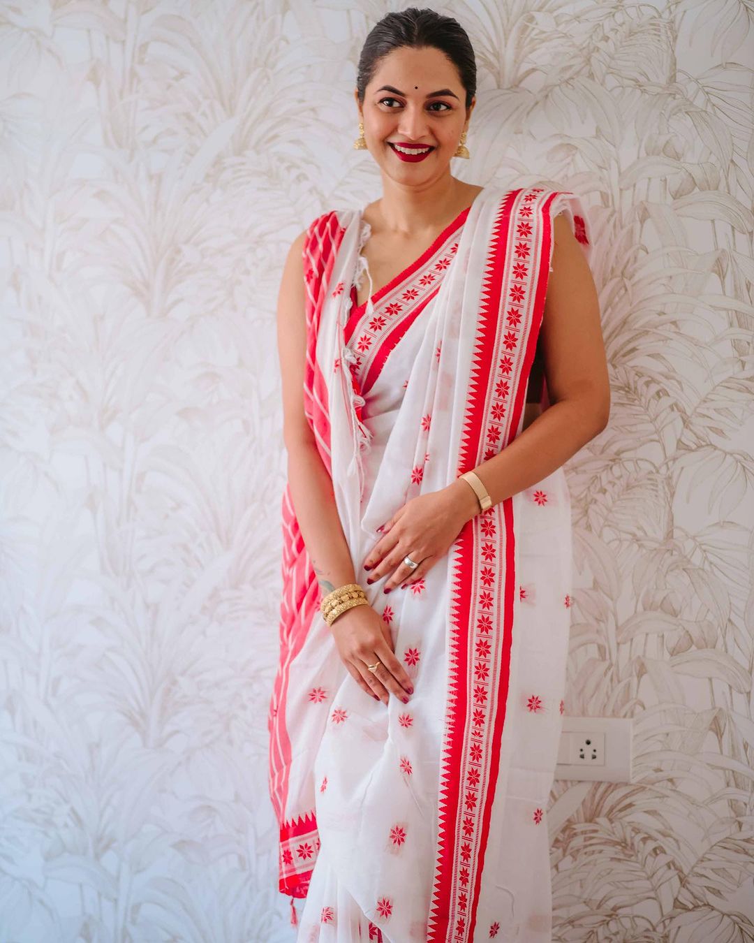 Vibrant White Color Cotton Linen Silk Saree With Blouse Piece