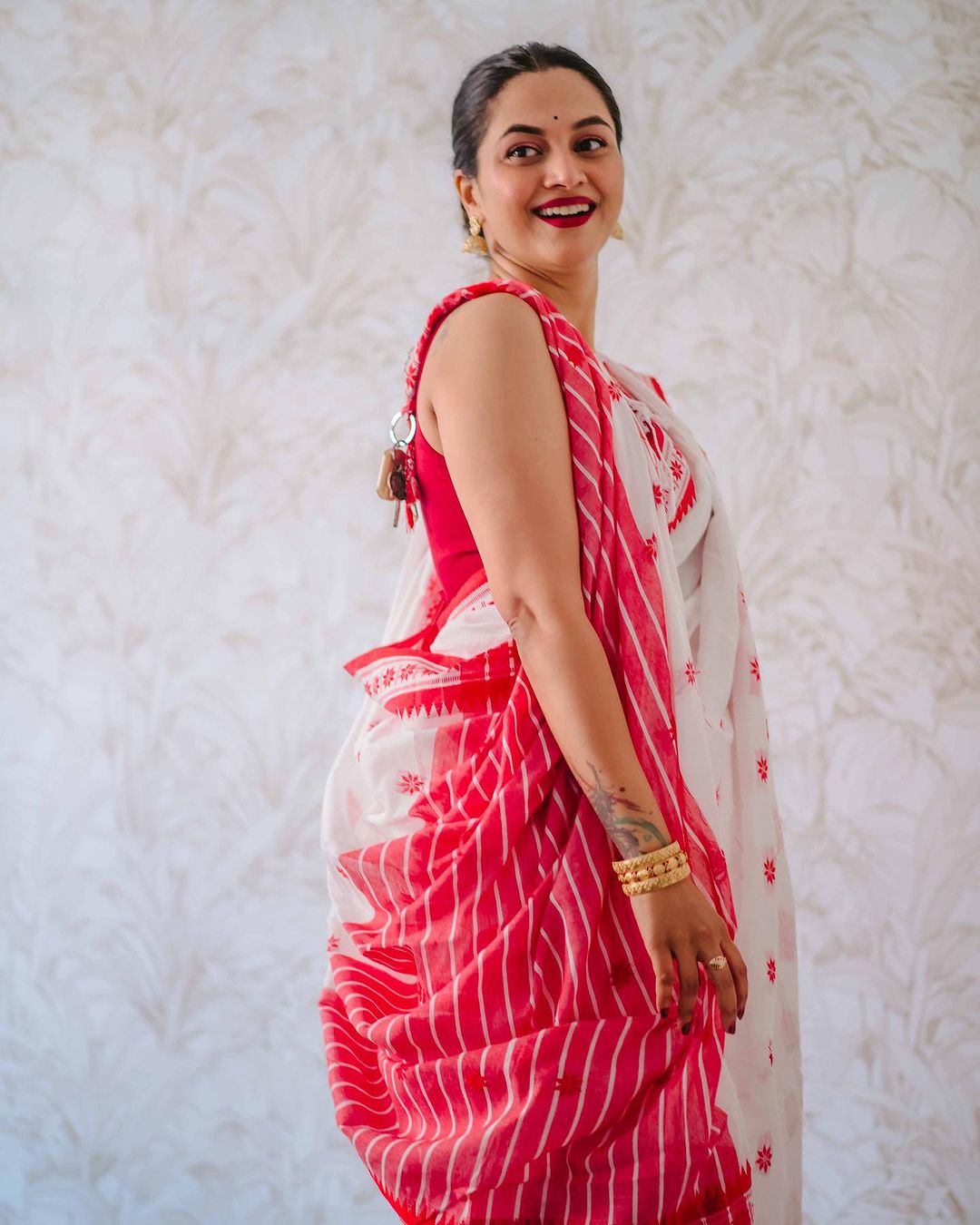 Vibrant White Color Cotton Linen Silk Saree With Blouse Piece