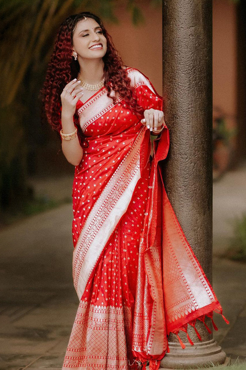 Entrancing Red Color Soft Lichi Silk Saree With Blouse Piece