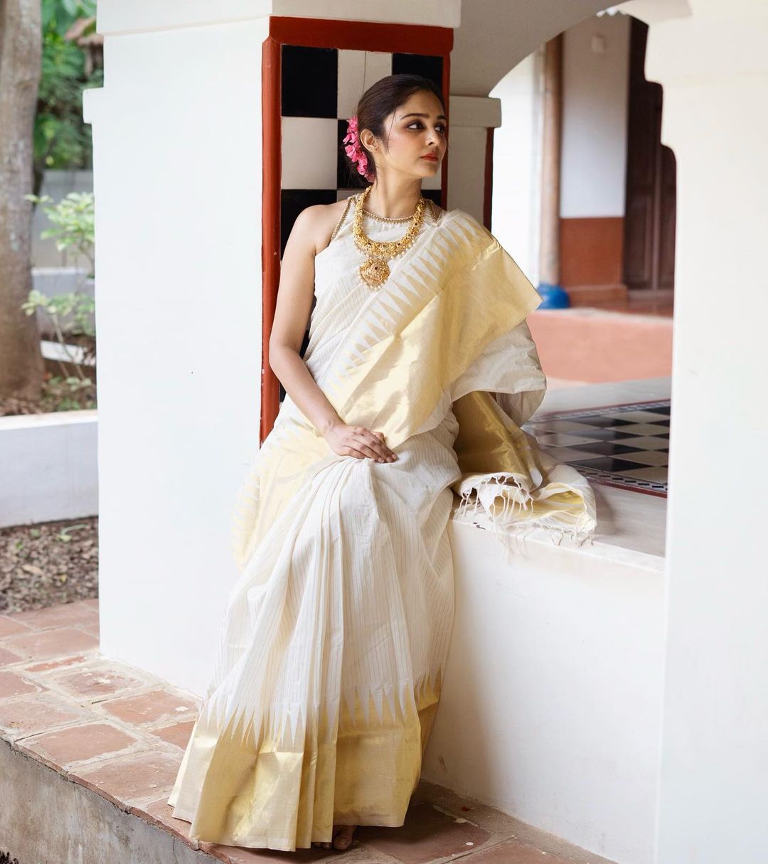 Elegance Off White Color Soft Lichi Silk Saree With Blouse Piece