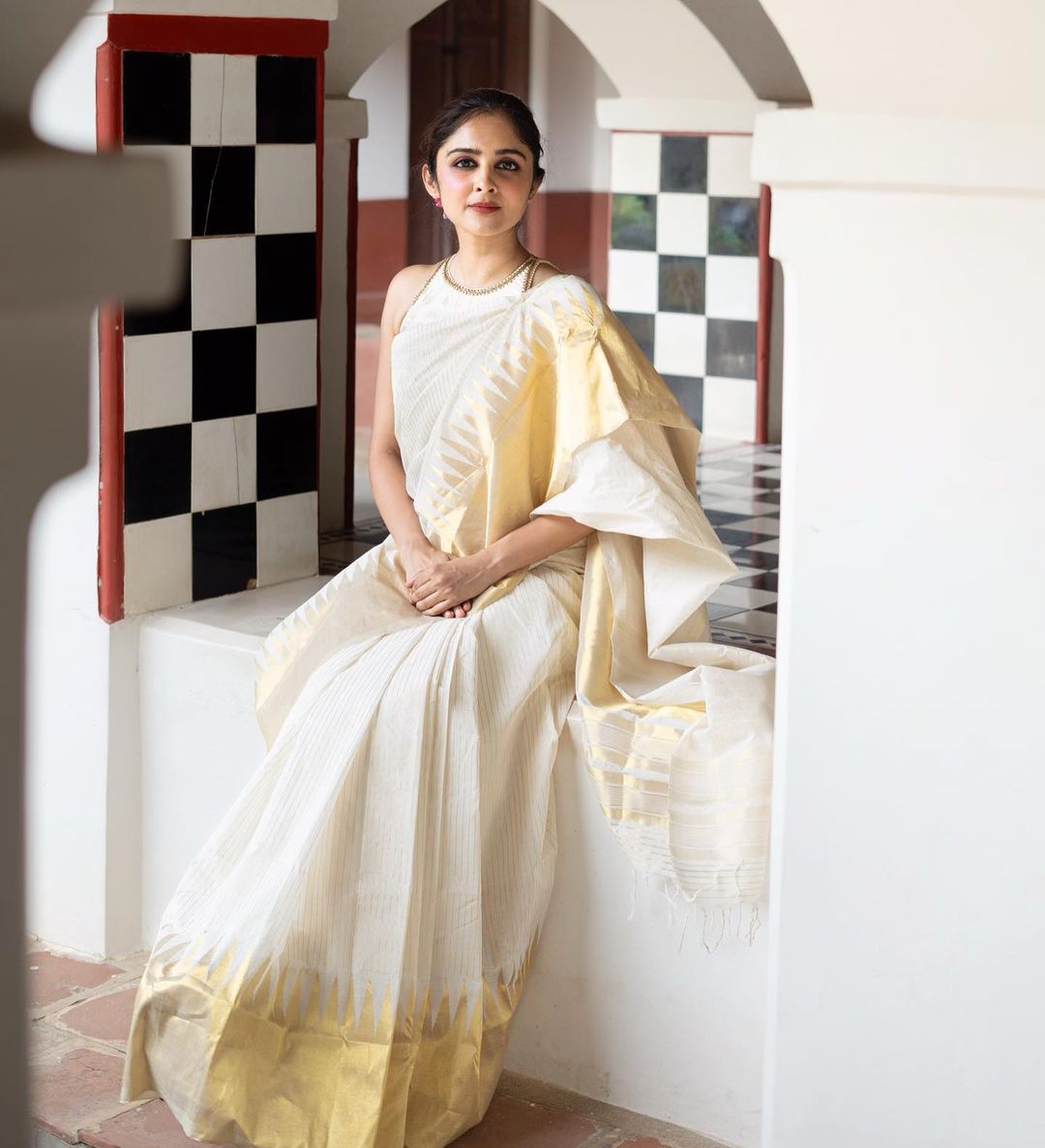 Elegance Off White Color Soft Lichi Silk Saree With Blouse Piece