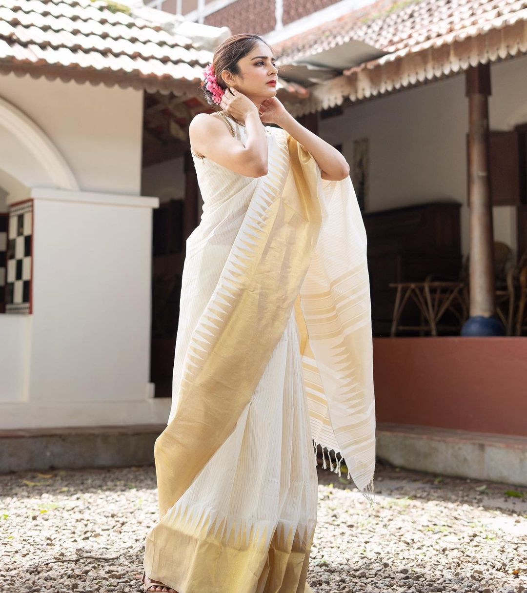 Elegance Off White Color Soft Lichi Silk Saree With Blouse Piece