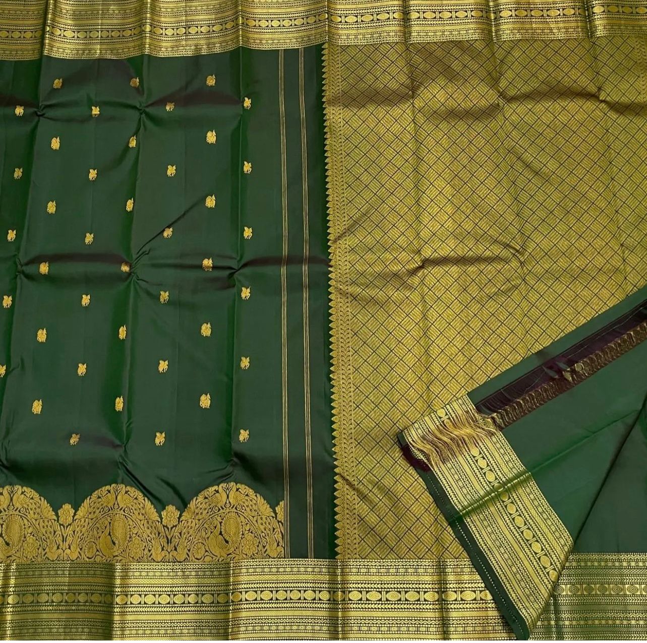 Flickering Dark Green Color Soft Lichi Silk Saree With Blouse Piece