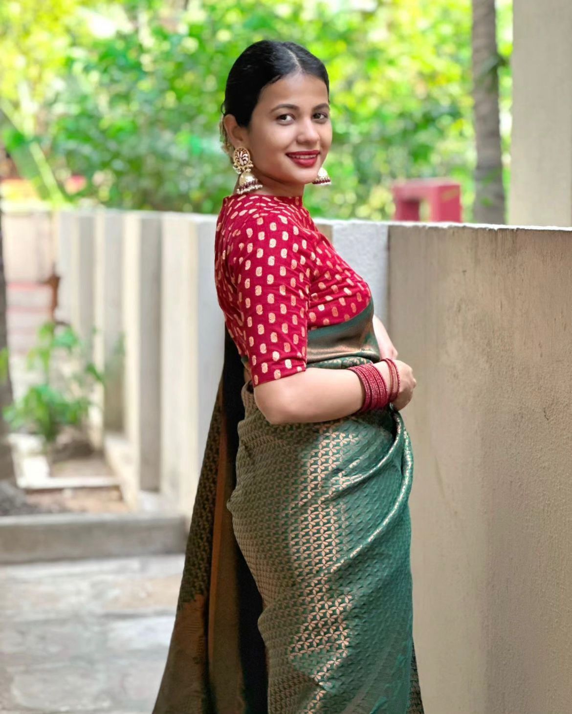 Mesmerizing Dark Green Color Soft Lichi Silk Saree With Blouse Piece