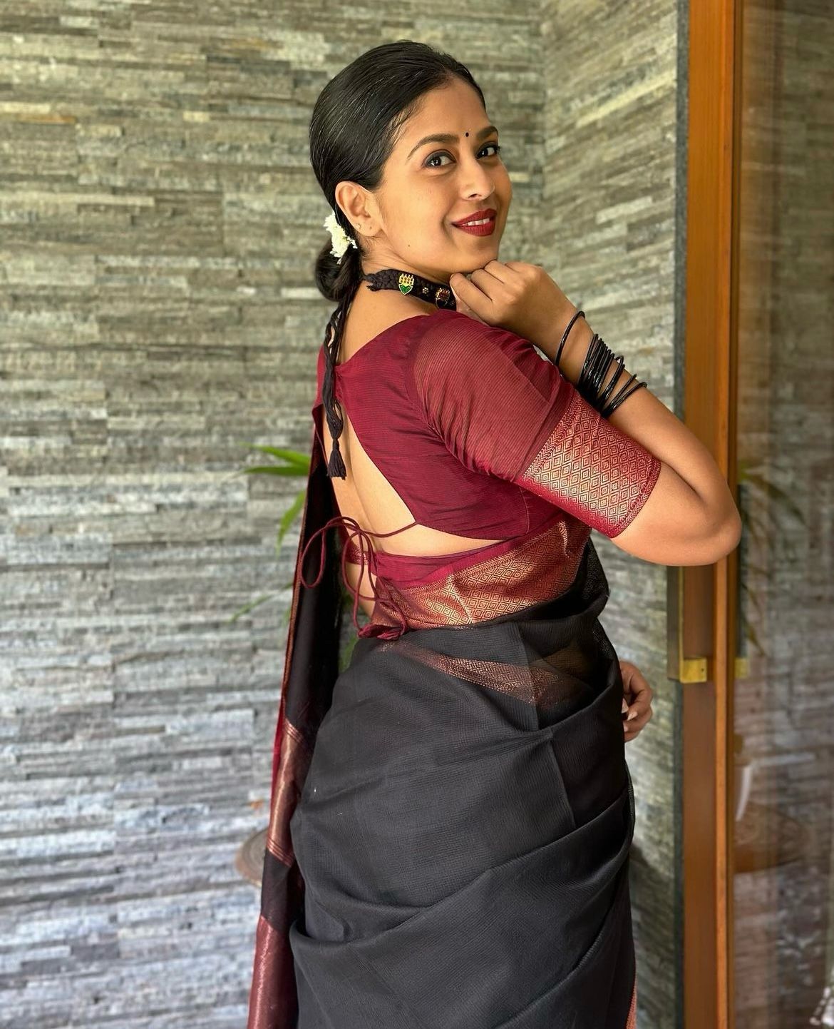 Pulsating Black Color Soft Lichi Silk Saree With Blouse Piece