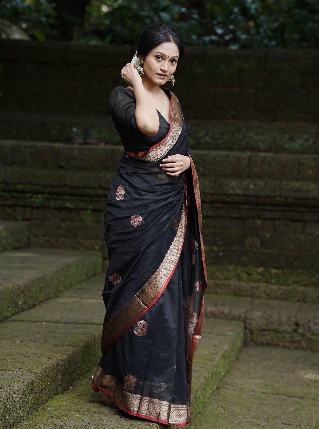 Animated Black Color Soft Lichi Silk Saree With Blouse Piece