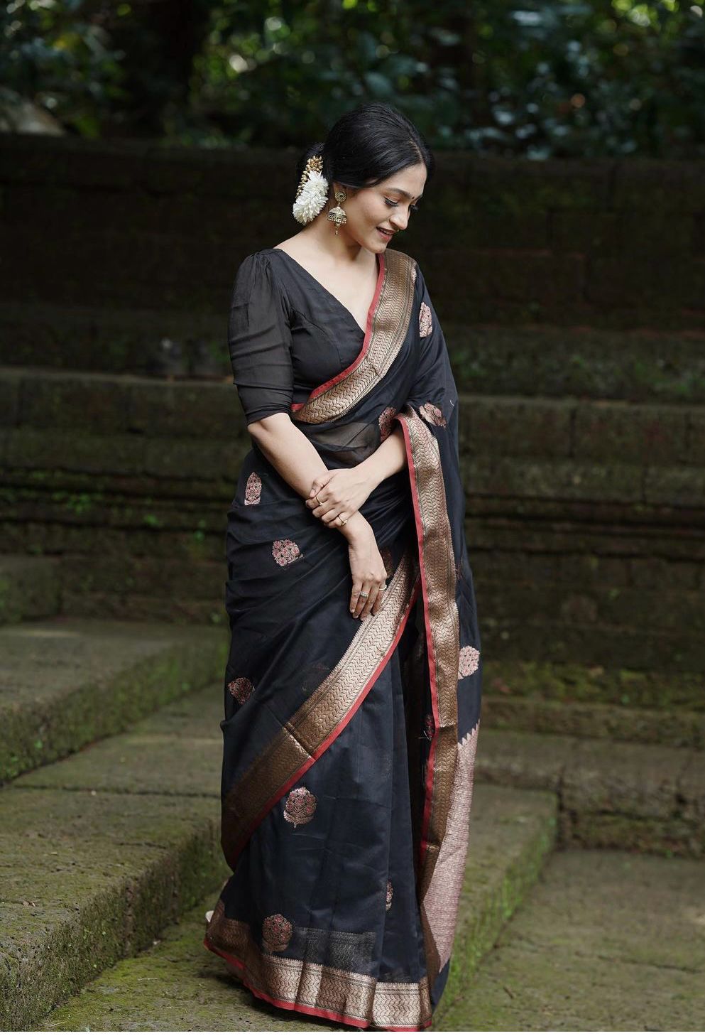 Animated Black Color Soft Lichi Silk Saree With Blouse Piece