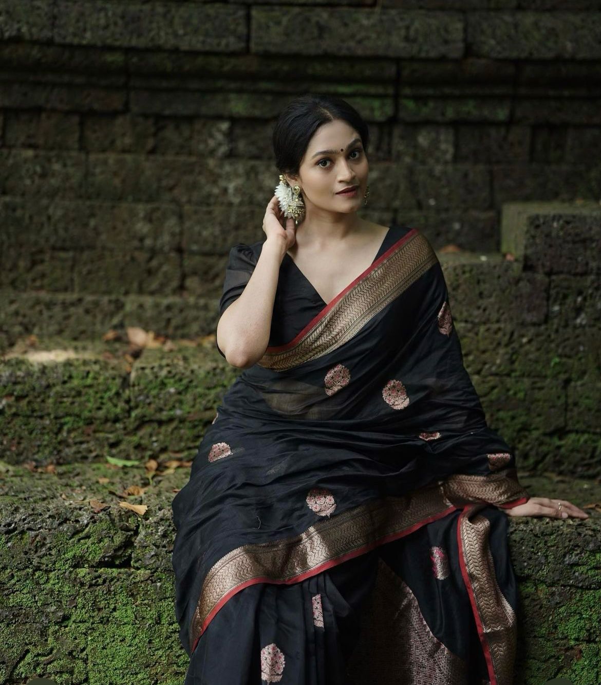 Animated Black Color Soft Lichi Silk Saree With Blouse Piece