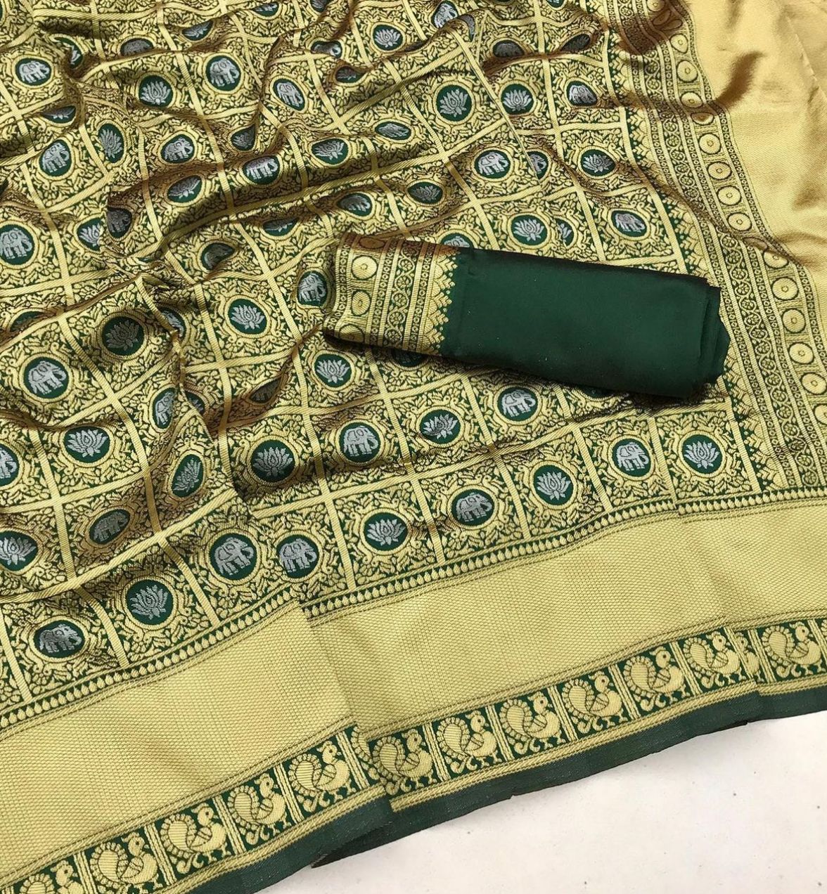 Exemplary Dark Green Soft Silk Saree With Opulent Blouse Piece