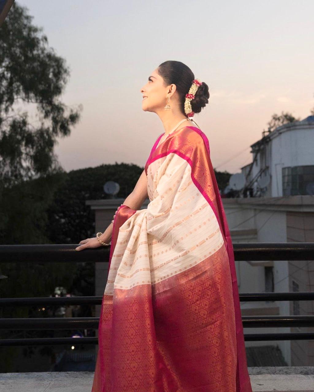 Incredible Beige Soft Silk Saree With Panoply Blouse Piece