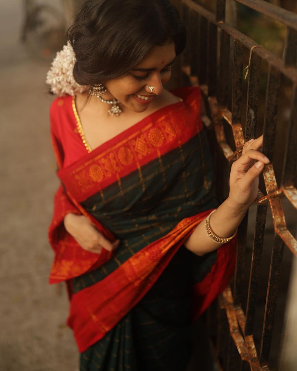 Bucolic Dark Green Soft Silk Saree With Dissemble Blouse Piece