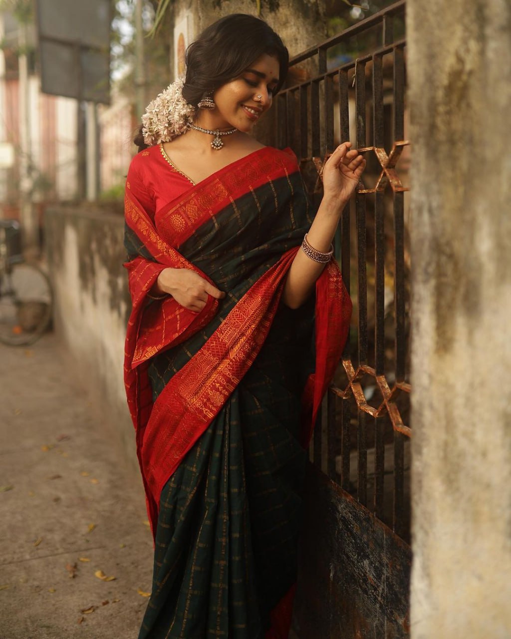 Bucolic Dark Green Soft Silk Saree With Dissemble Blouse Piece