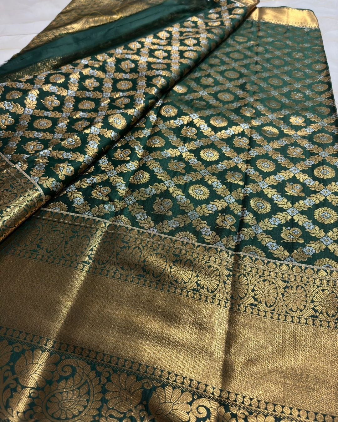 Elision Dark Green Soft Silk Saree With Glorious Blouse Piece