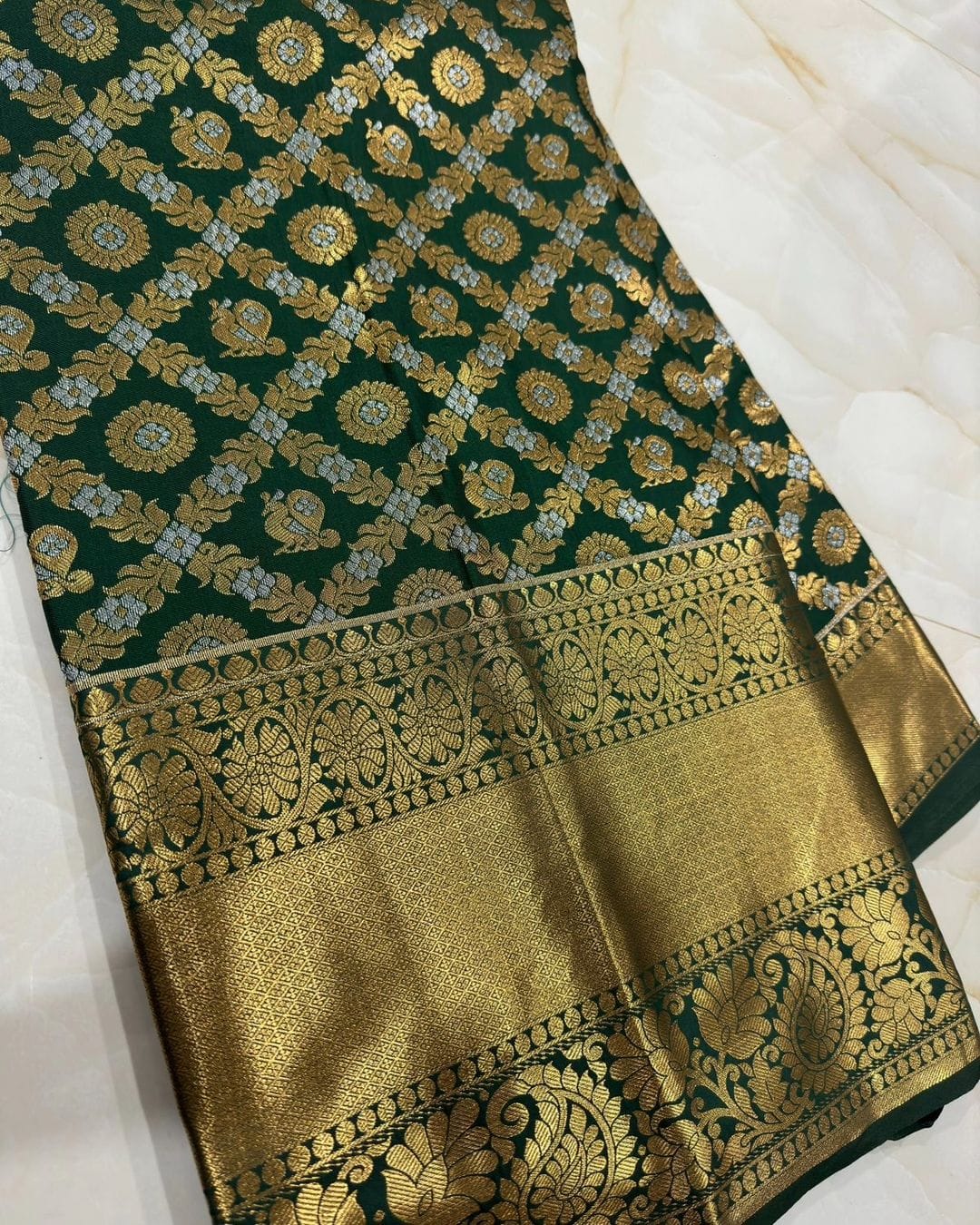 Elision Dark Green Soft Silk Saree With Glorious Blouse Piece