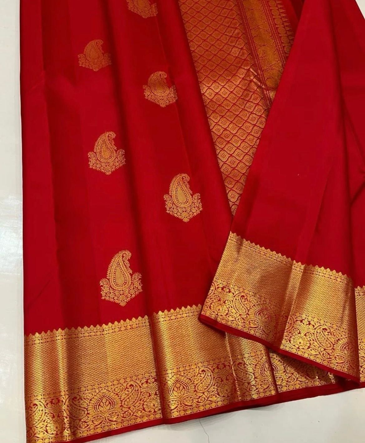 Transfixing Red Color Soft Lichi Silk Saree With Blouse Piece