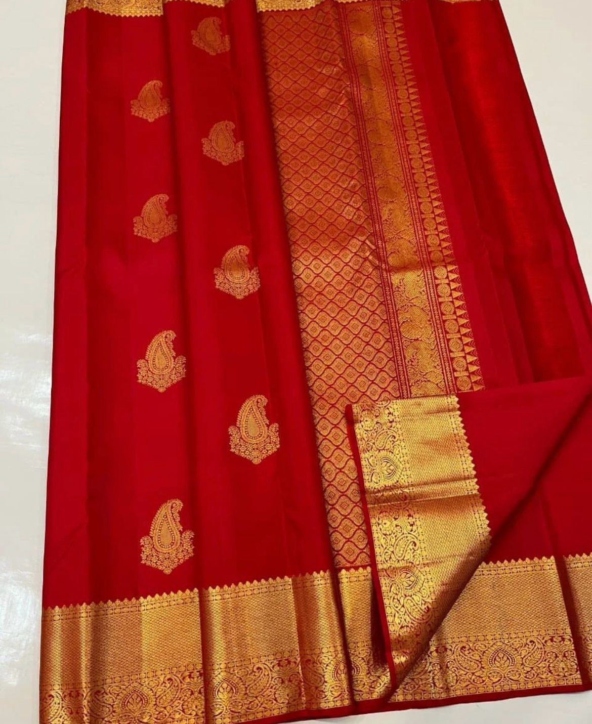 Transfixing Red Color Soft Lichi Silk Saree With Blouse Piece