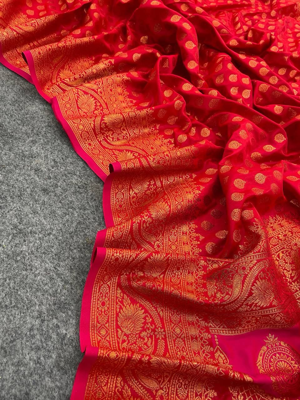 Scintillant Red Color Banarasi Soft Silk Saree With Blouse Piece