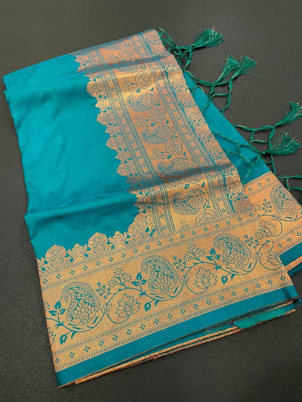 Enthralling Firozi Color Banarasi Soft Silk Saree With Blouse Piece