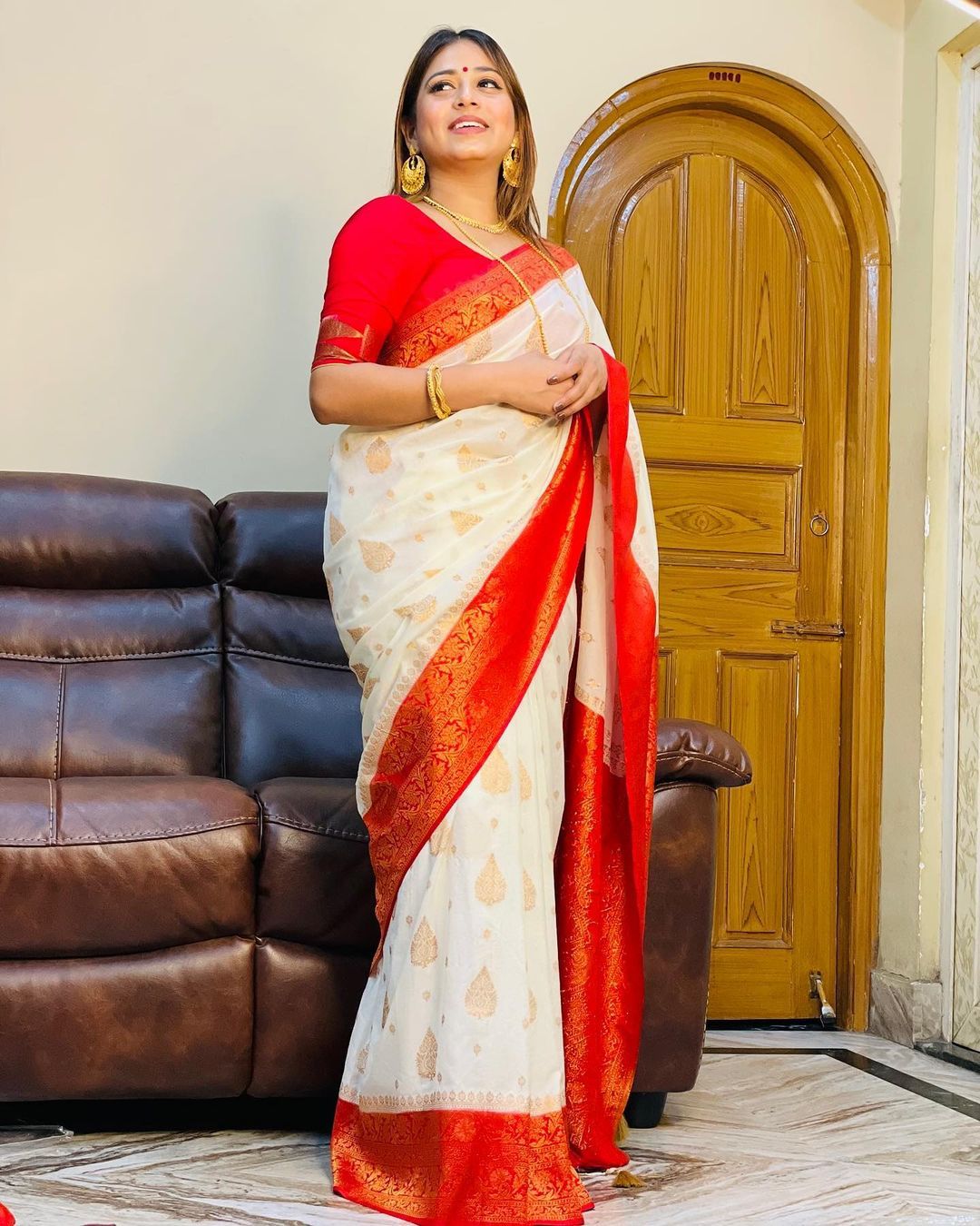 Splendid White Color Banarasi Soft Silk Saree With Blouse Piece