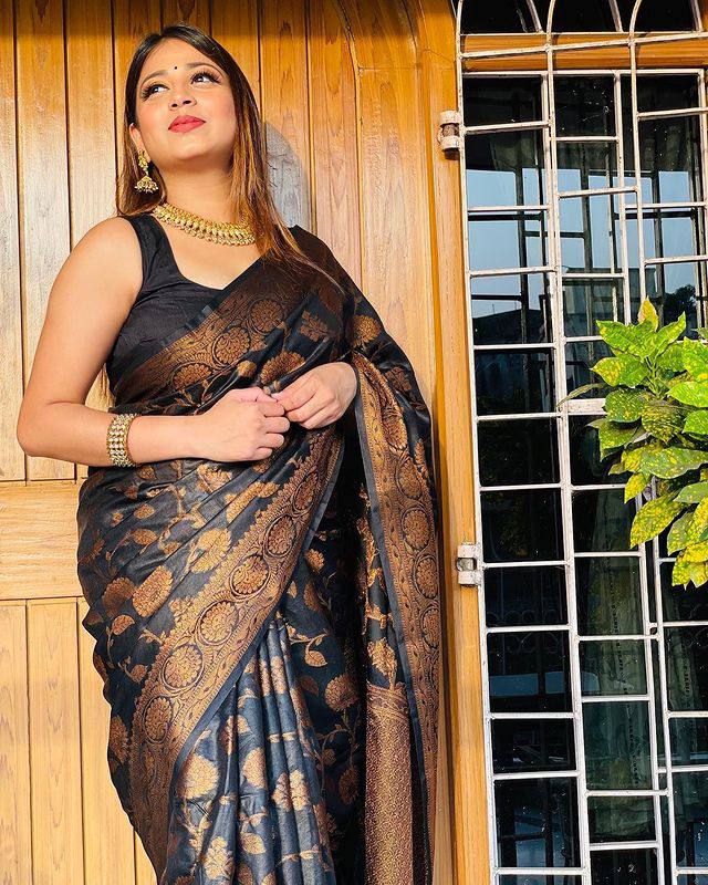 Picturesque Black Color Banarasi Soft Silk Saree With Blouse Piece