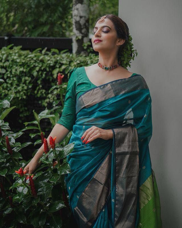 Enthralling Rama Green Color Soft Lichi Silk Saree With Blouse Piece