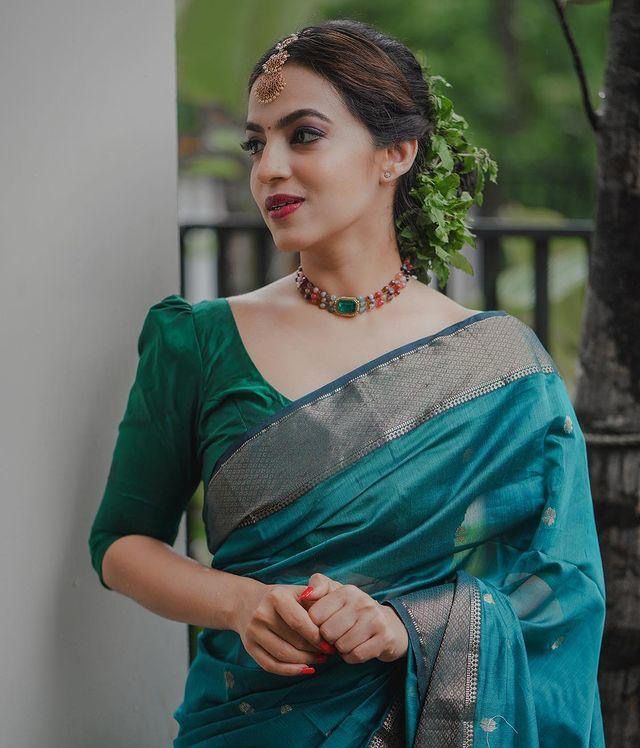 Enthralling Rama Green Color Soft Lichi Silk Saree With Blouse Piece