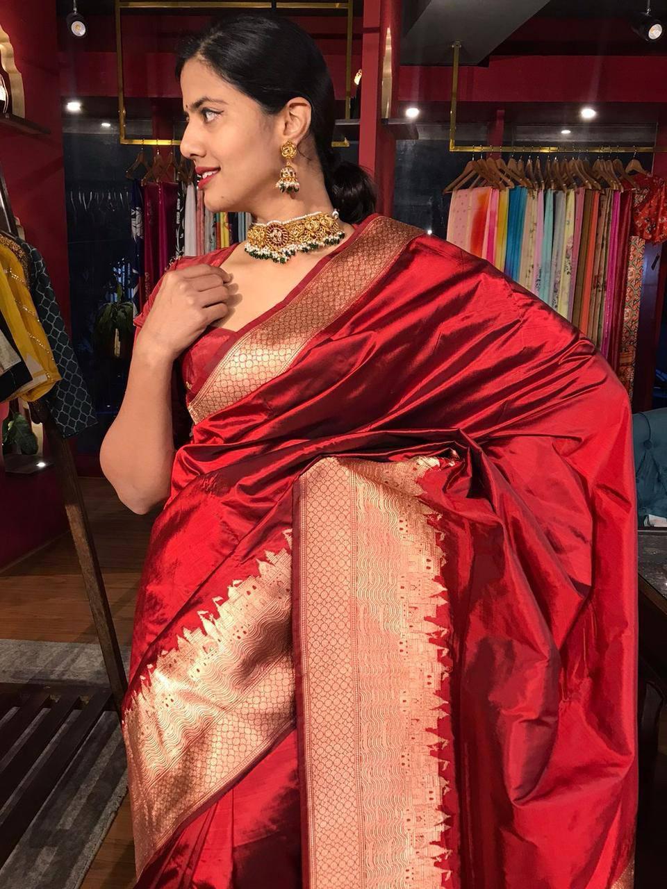 Inviting Red Color Soft Lichi Silk Saree With Blouse Piece