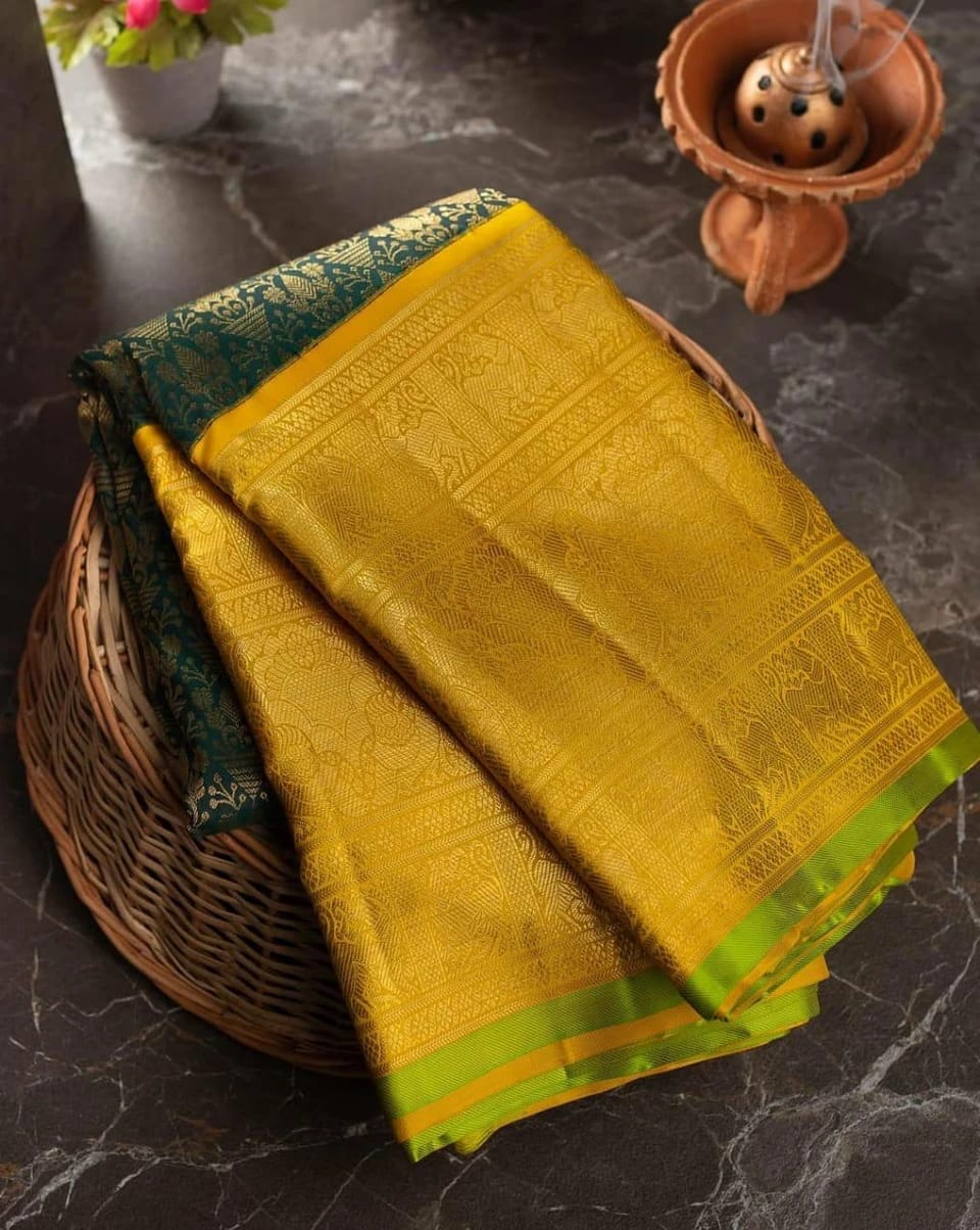 Captivating Green Color Banarasi Soft Silk Saree With Blouse Piece