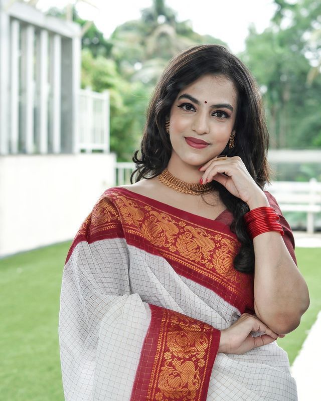 Captivating Off White Color Banarasi Soft Silk Saree With Blouse Piece