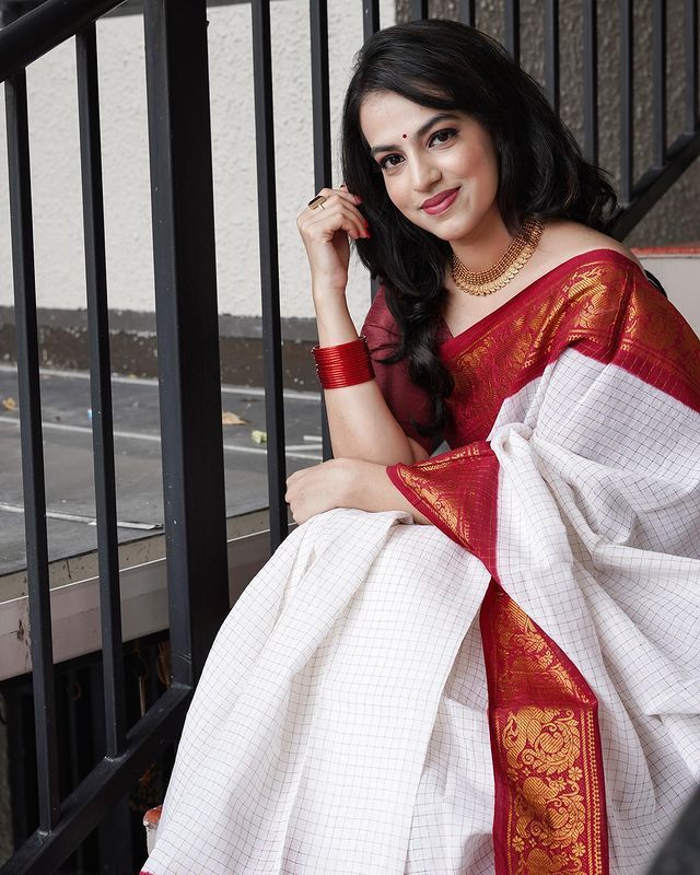 Captivating Off White Color Banarasi Soft Silk Saree With Blouse Piece