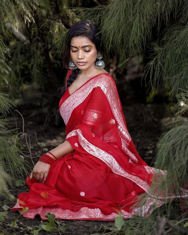 Divine Red Color Soft Lichi Silk Saree With Blouse Piece