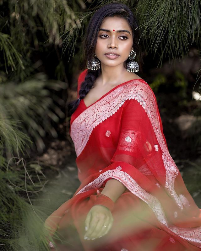 Divine Red Color Soft Lichi Silk Saree With Blouse Piece