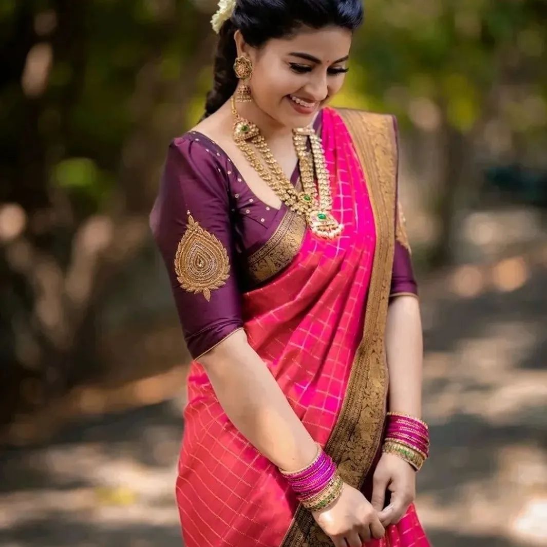 Captivating Pink Color Soft Lichi Silk Saree With Blouse Piece