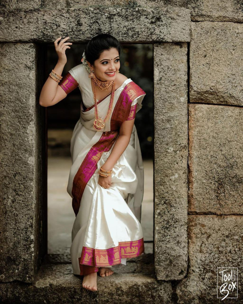 Captivating White Color Soft Lichi Silk Saree With Blouse Piece