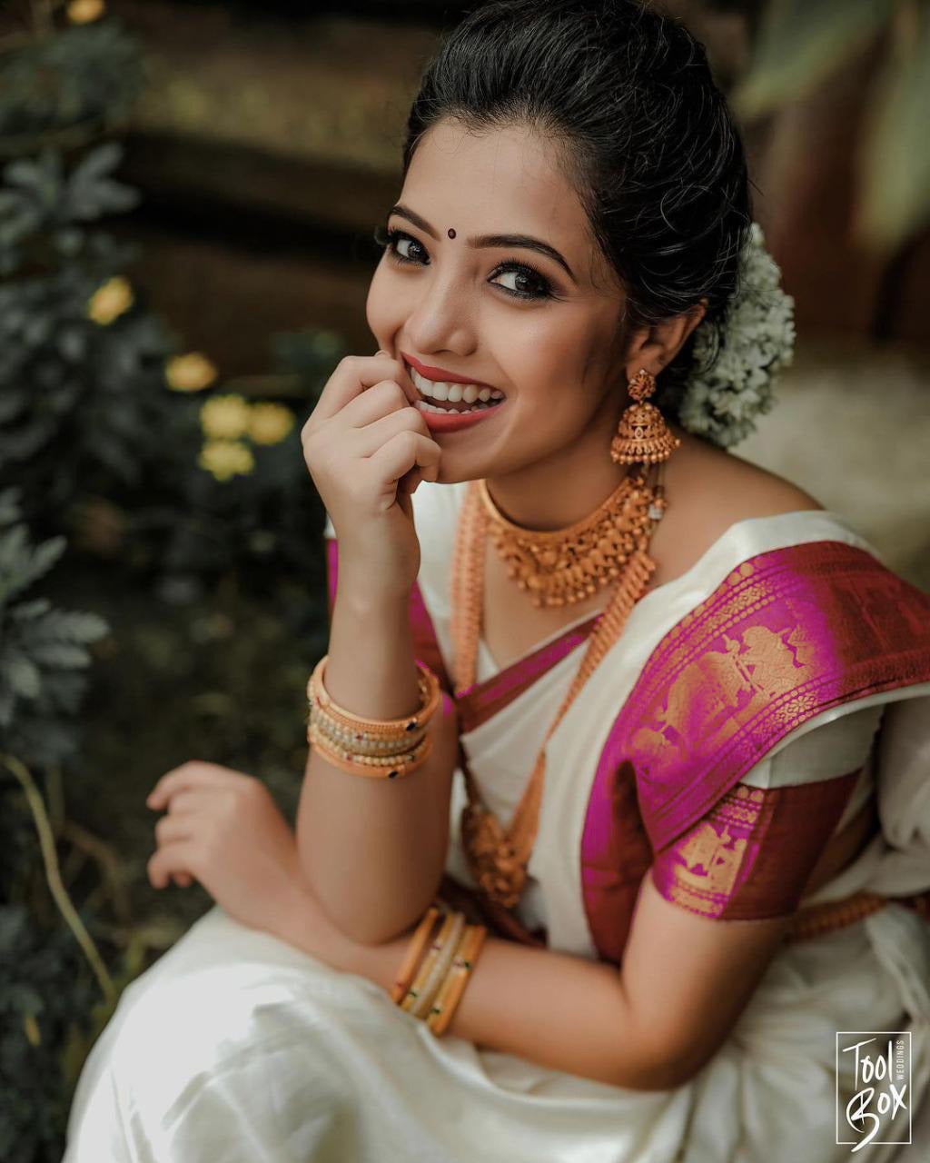 Captivating White Color Soft Lichi Silk Saree With Blouse Piece