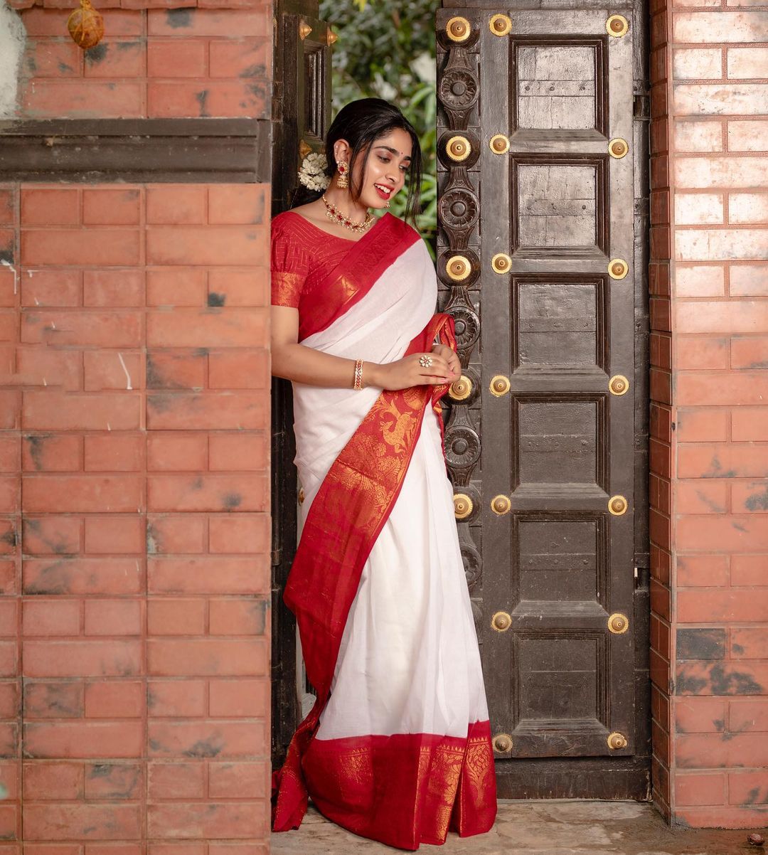 Glamorous White Color Soft Lichi Silk Saree With Blouse Piece