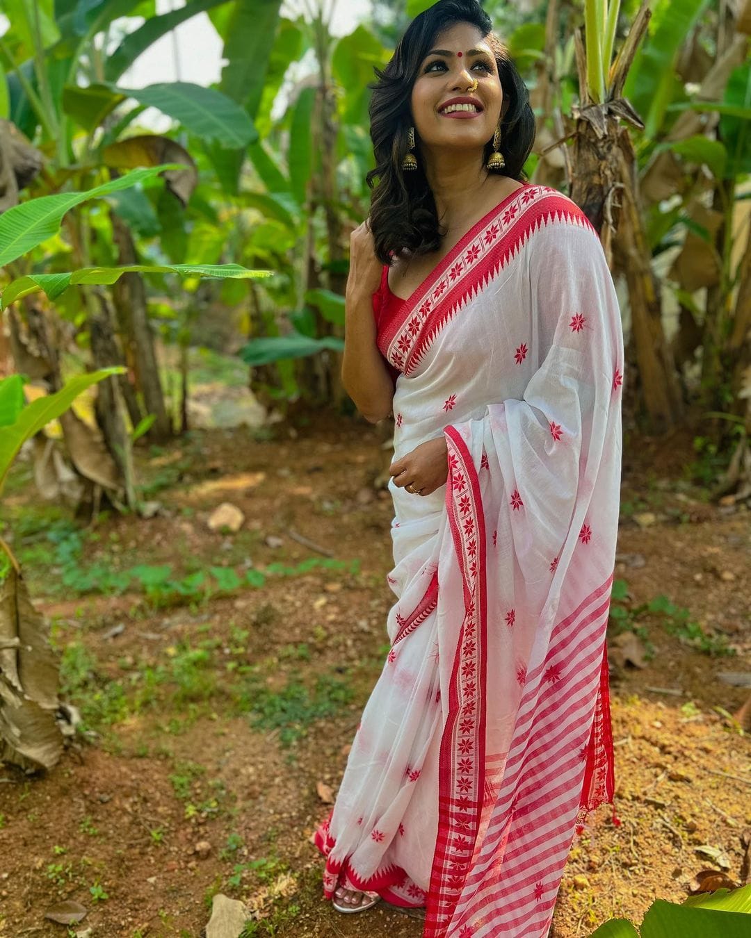 Graceful White Color Digital Printed Cotton Linen Silk Saree With Blouse Piece