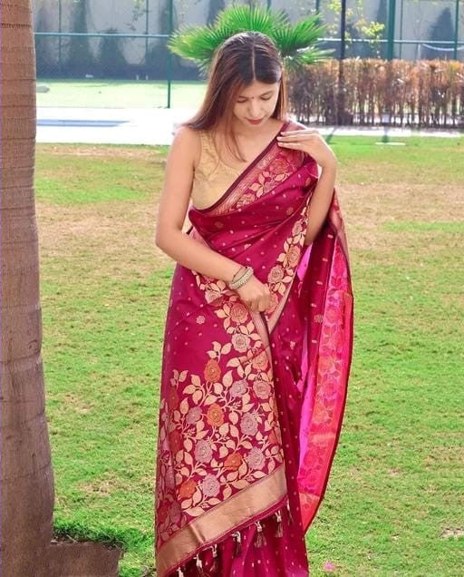 Enthralling Dark Pink Color Banarasi Soft Silk Saree With Blouse Piece