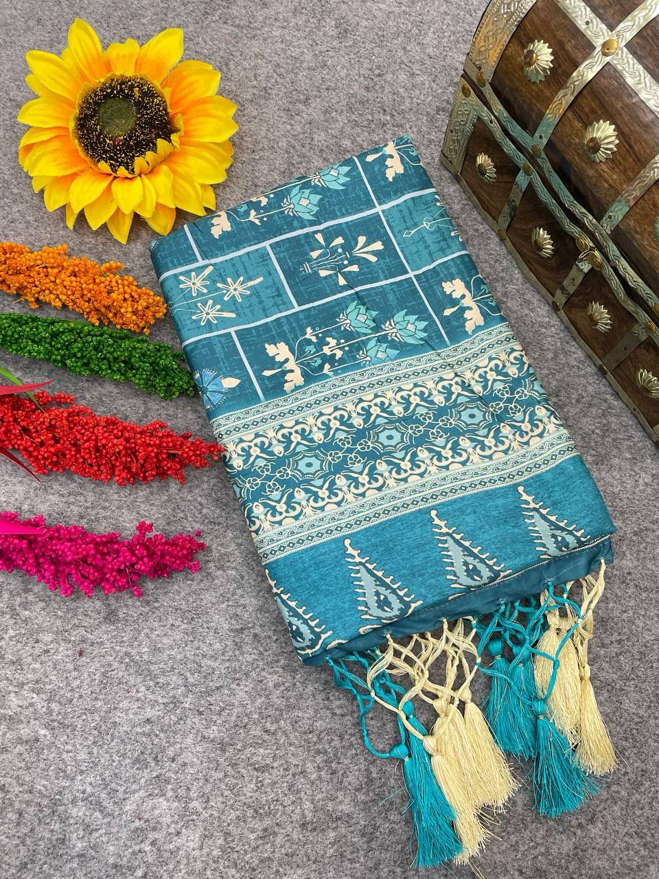 firozi colour ki saree